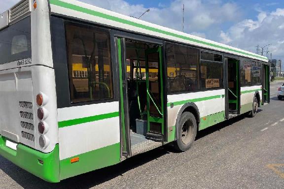 В Тамбове 70-летняя женщина выпала из открытых дверей автобуса
