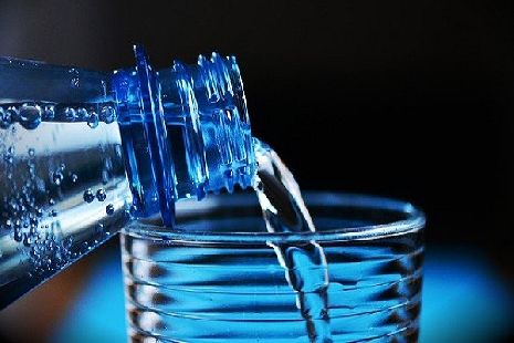 Роскачество предлагает на бутылках с питьевой водой размещать надпись 