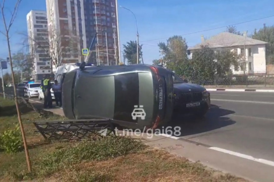 Lada Vesta легла на бок после столкновения с иномаркой в центре Тамбова