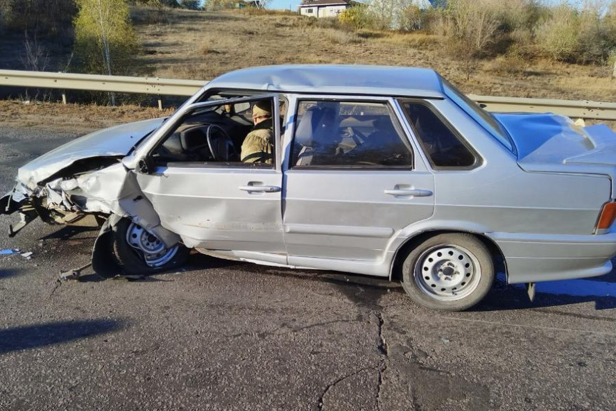 В Тамбовской области после лобового столкновения двух автомобилей одного из водителей доставили в больницу