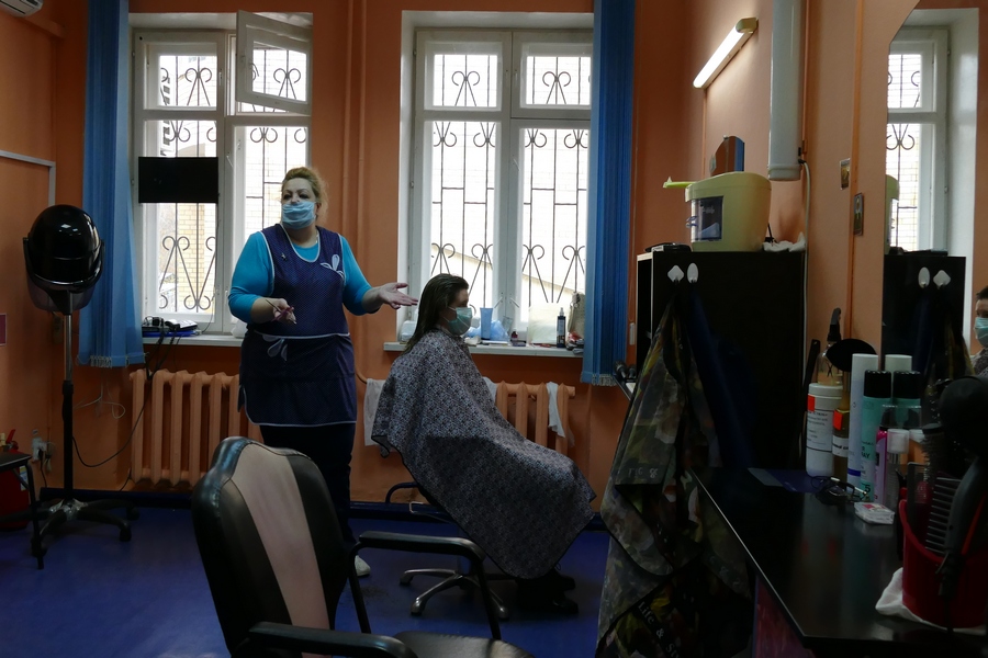 В котовских парикмахерских проверяют соблюдение масочного режима