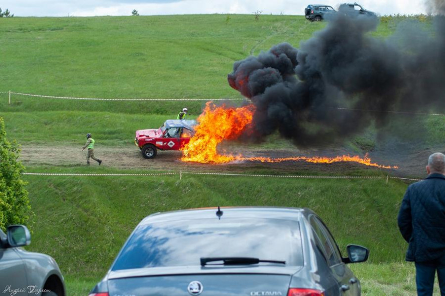 На чемпионате Тамбовской области по трофи-рейдам загорелся автомобиль