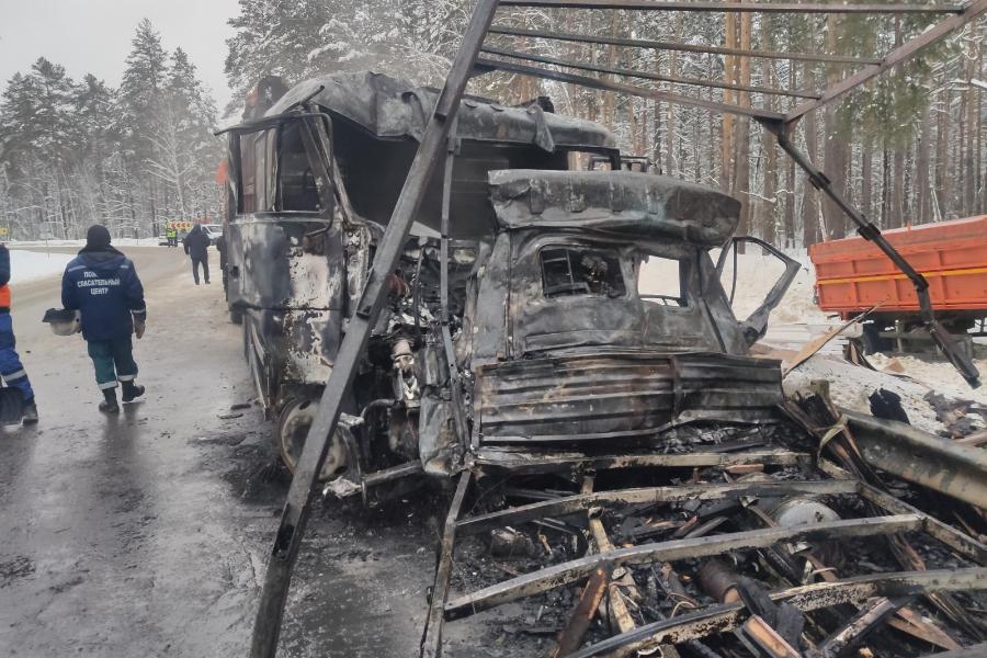 Под Тамбовом лоб в лоб столкнулись "КамАЗ" и грузовая "ГАЗель": есть жертвы