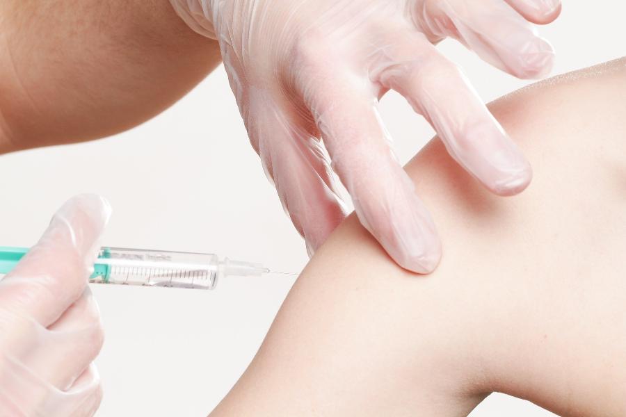 Стали известны причины для медотвода от вакцинации от коронавируса