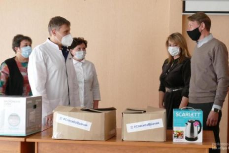 Врачам городской больницы Котовска подарили бытовую технику и продукты 