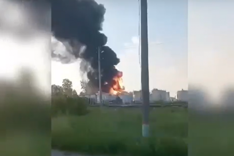 На нефтебазе в Рассказовском округе, которую атаковал БПЛА, загорелся второй резервуар