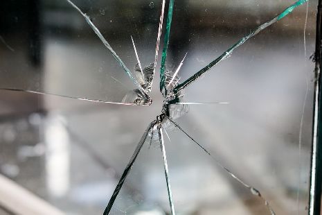 В региональном УМВД опровергли слухи о якобы простреленном стекле в автобусе