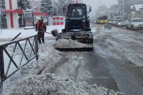 В Тамбове на уборку снега вышли более 100 рабочих