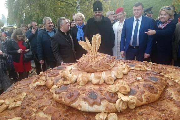 Для гостей Покровской ярмарки испекли гигантский каравай и приготовили три тысячи порций узбекского плова