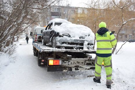 В Тамбове продолжают эвакуировать брошенные автомобили со дворов