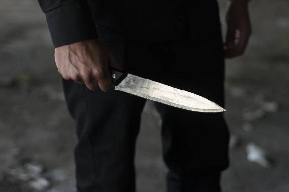 Ревнивый житель Первомайска с ножом накинулся на двух мужчин