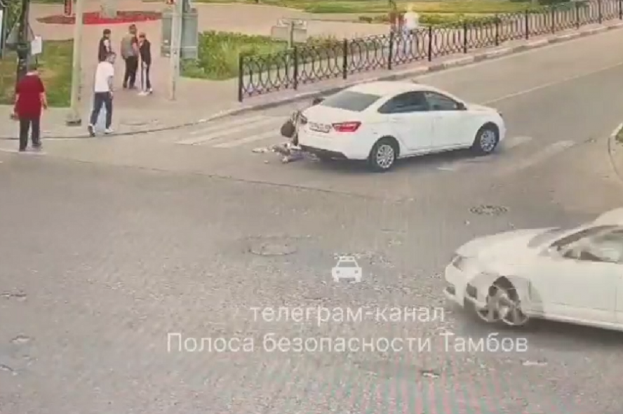 В Тамбове водитель "Lada Vesta" сбил бабушку с внучкой на пешеходном переходе