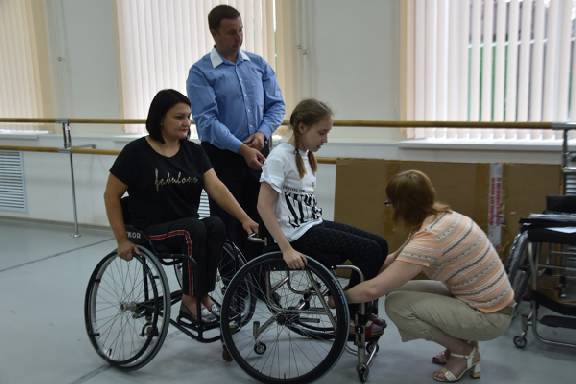 Тамбовским танцорам вручили коляски для соревнований по адаптивному спорту
